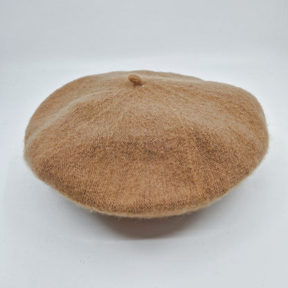Einzigartiges und nachhaltiges Vintage Beret in beige. Unique and sustainable vintage beret in beige. Front.