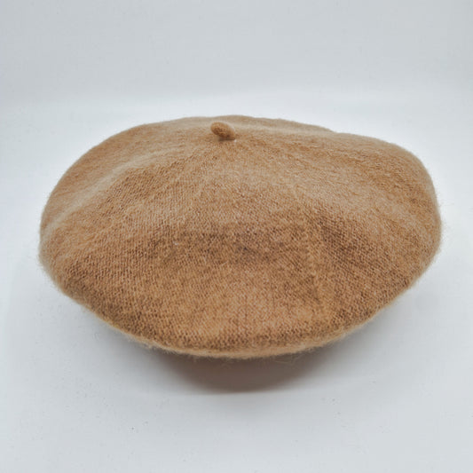 Einzigartiges und nachhaltiges Vintage Beret in beige. Unique and sustainable vintage beret in beige. Front.