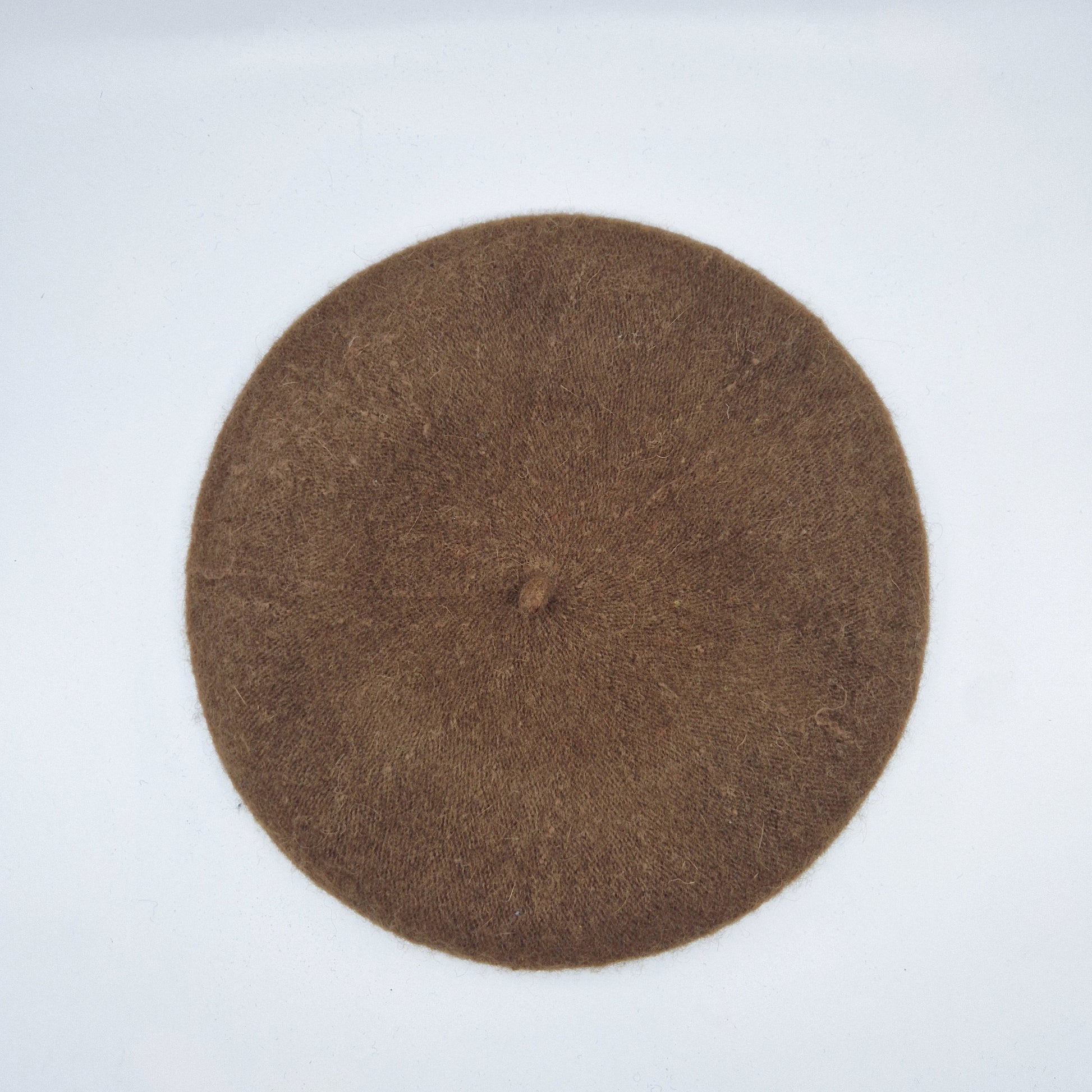 Einzigartiges und nachhaltiges Vintage Beret in braun. Unique and sustainable vintage beret in brown. Above.