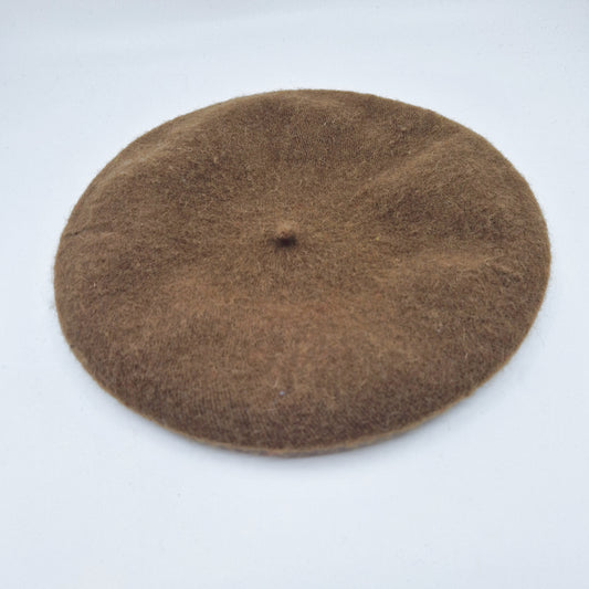 Einzigartiges und nachhaltiges Vintage Beret in braun. Unique and sustainable vintage beret in brown. Side.