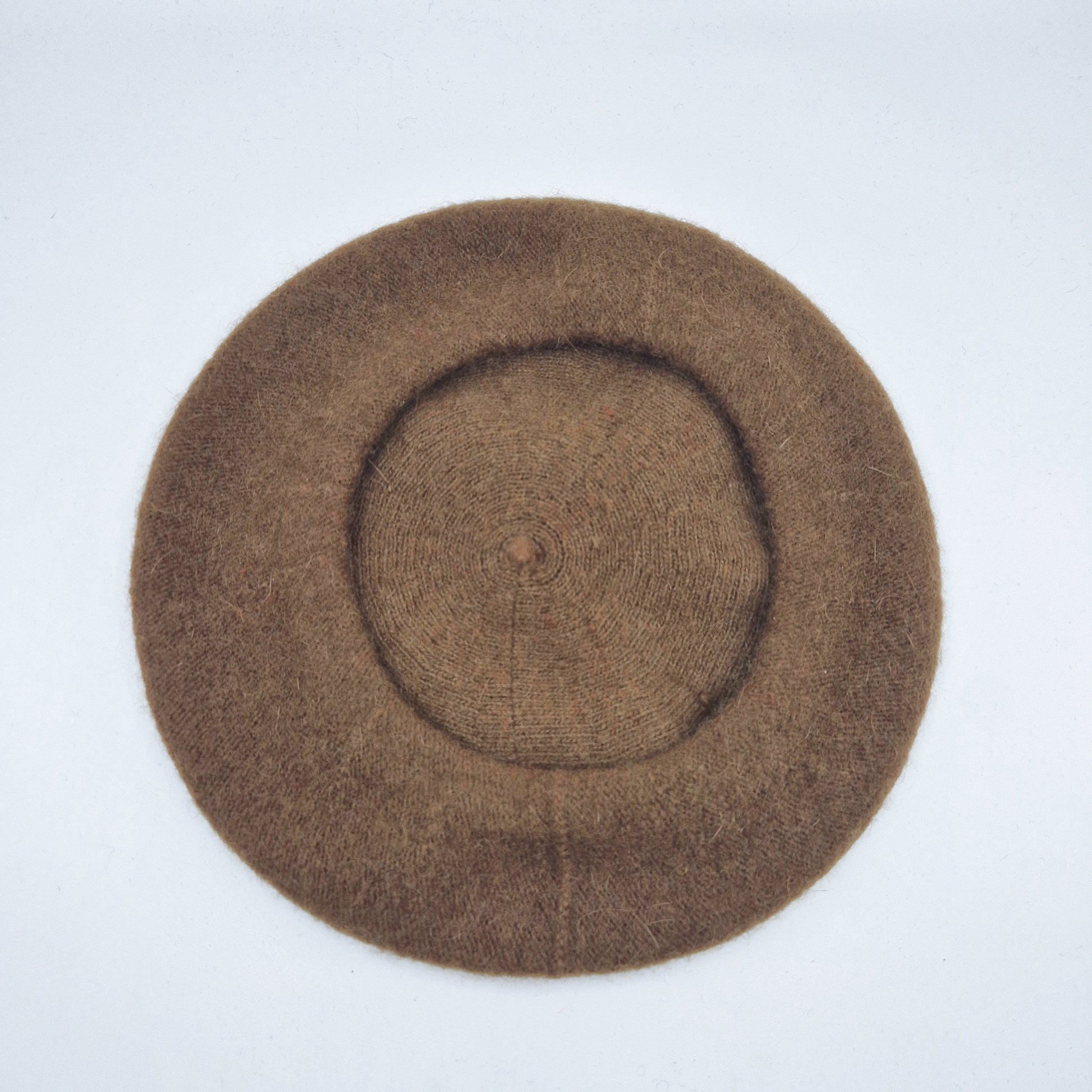 Einzigartiges und nachhaltiges Vintage Beret in braun. Unique and sustainable vintage beret in brown. Below.
