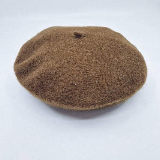 Einzigartiges und nachhaltiges Vintage Beret in braun. Unique and sustainable vintage beret in brown. Front.