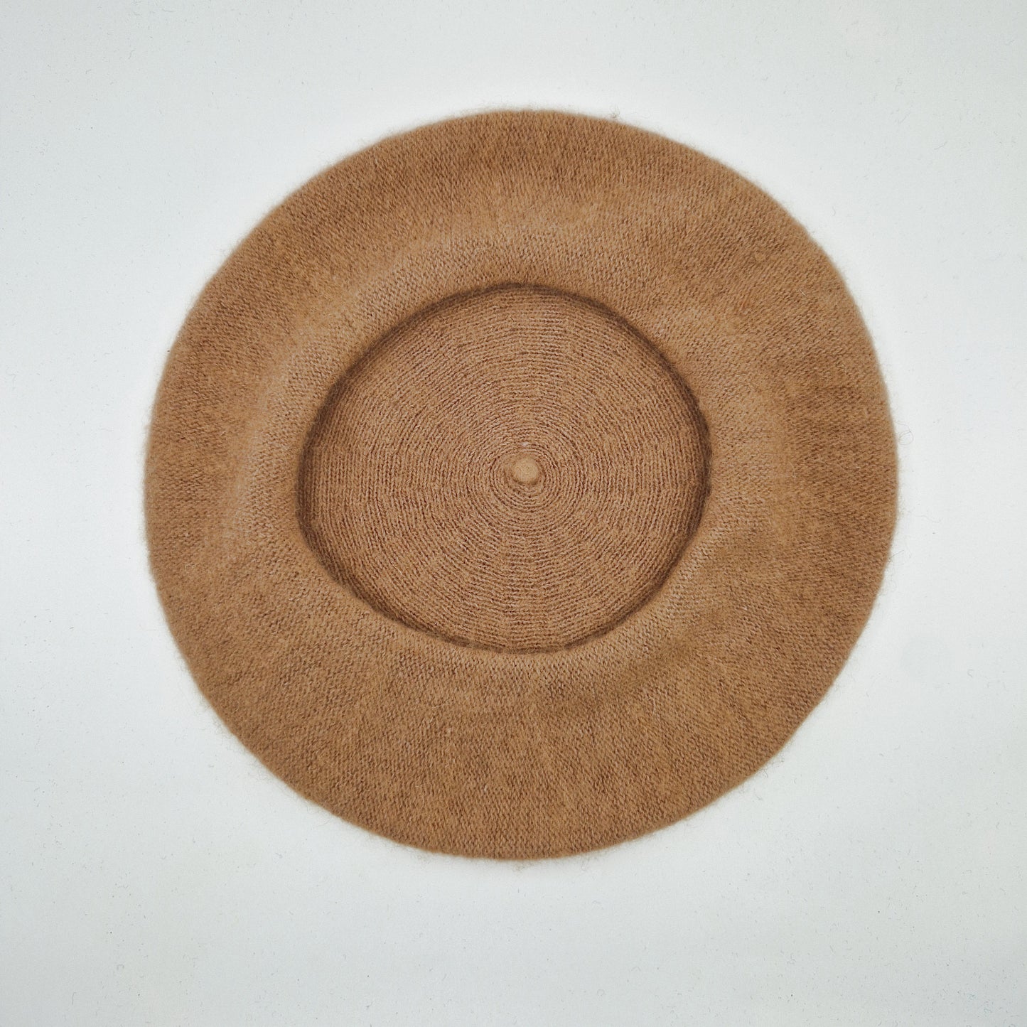Einzigartiges und nachhaltiges Vintage Beret in beige. Unique and sustainable vintage beret in beige. Below.