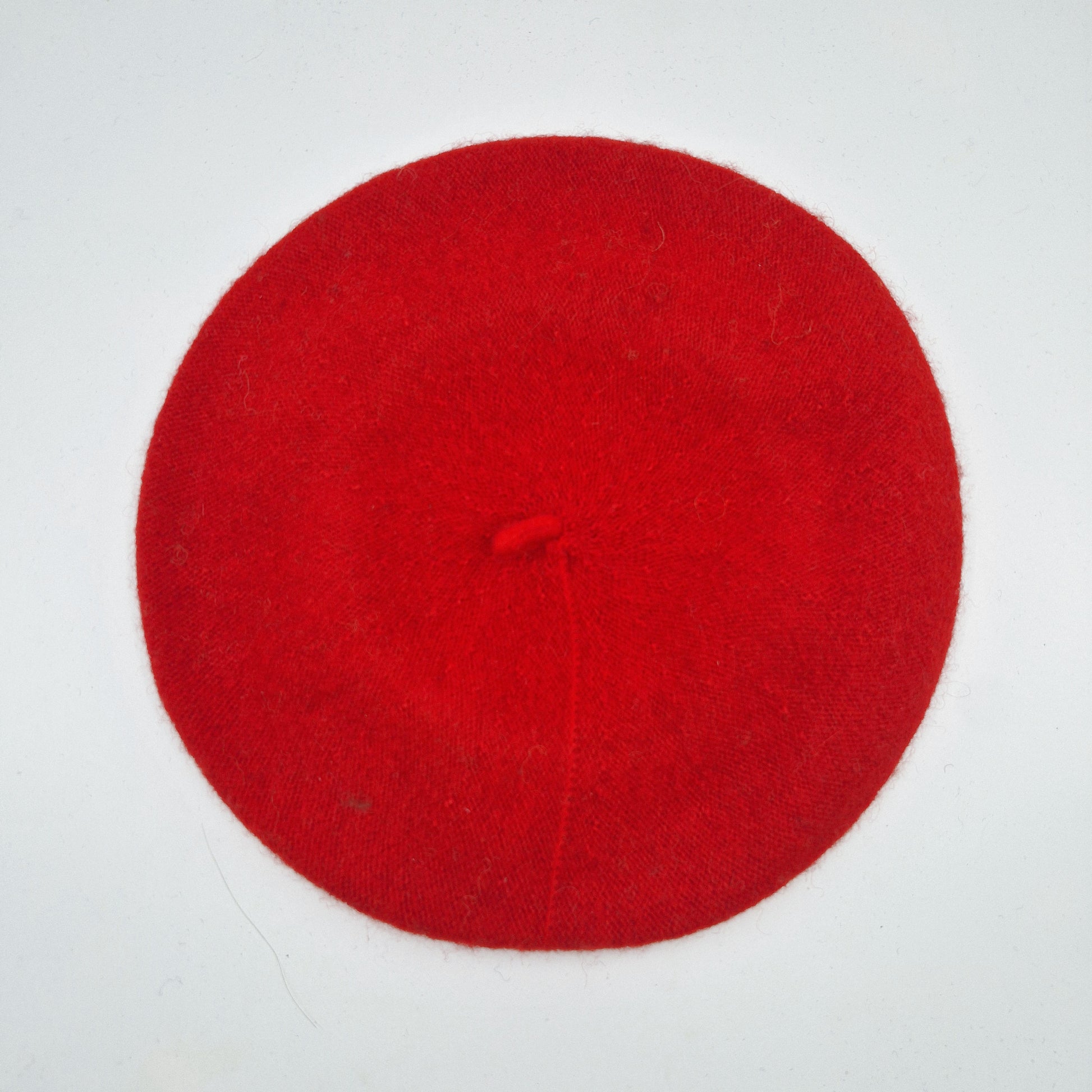 Einzigartiges und nachhaltiges Vintage Beret in rot. Unique and sustainable vintage beret in red. Above.