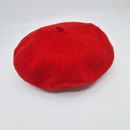 Einzigartiges und nachhaltiges Vintage Beret in rot. Unique and sustainable vintage beret in red. Front.