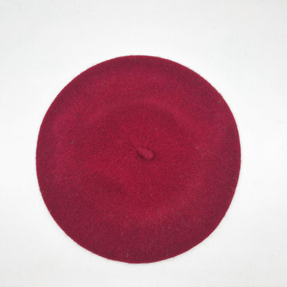 Einzigartiges und nachhaltiges Vintage Beret in weinrot. Unique and sustainable vintage beret in burgundy. Above.