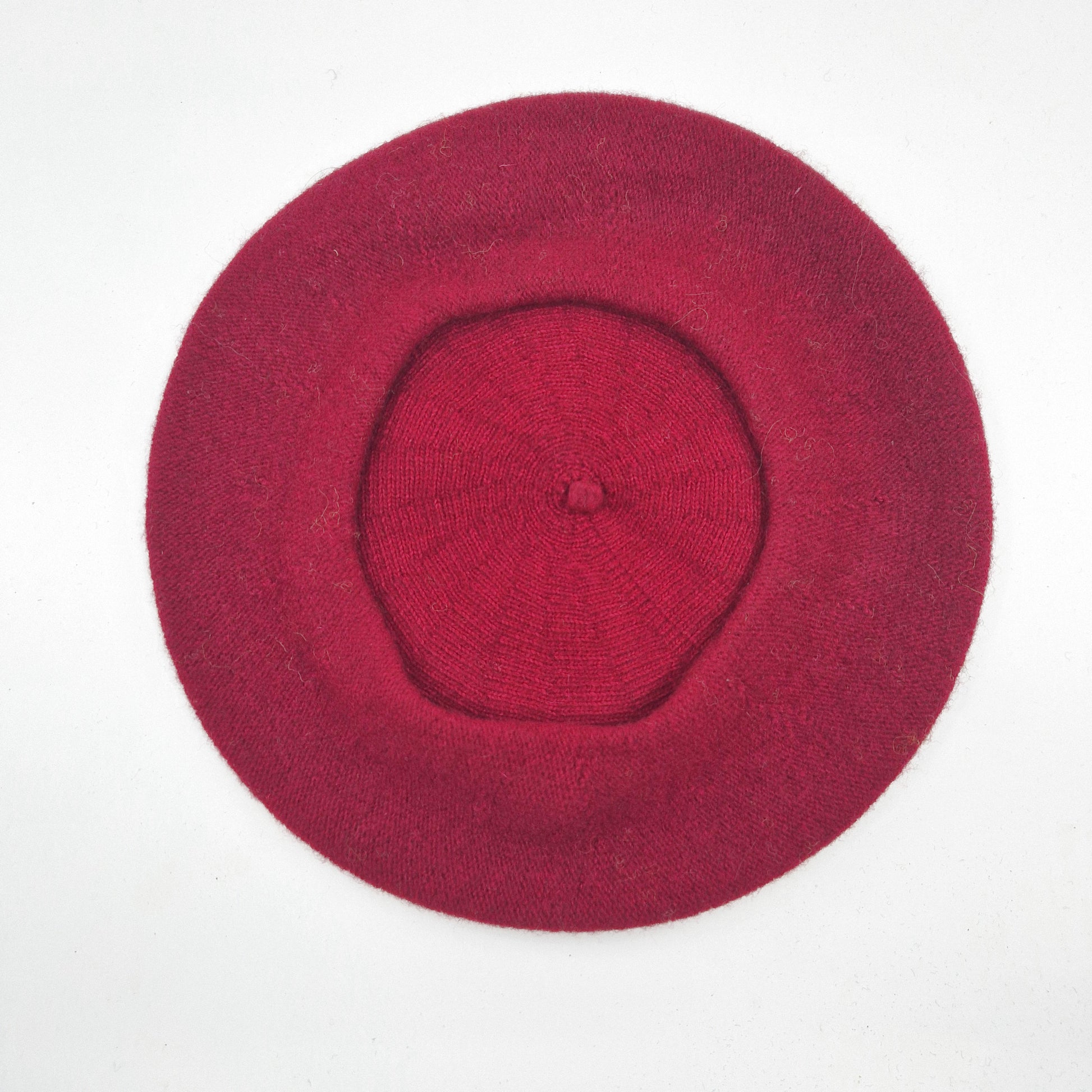 Einzigartiges und nachhaltiges Vintage Beret in weinrot. Unique and sustainable vintage beret in burgundy. Below.