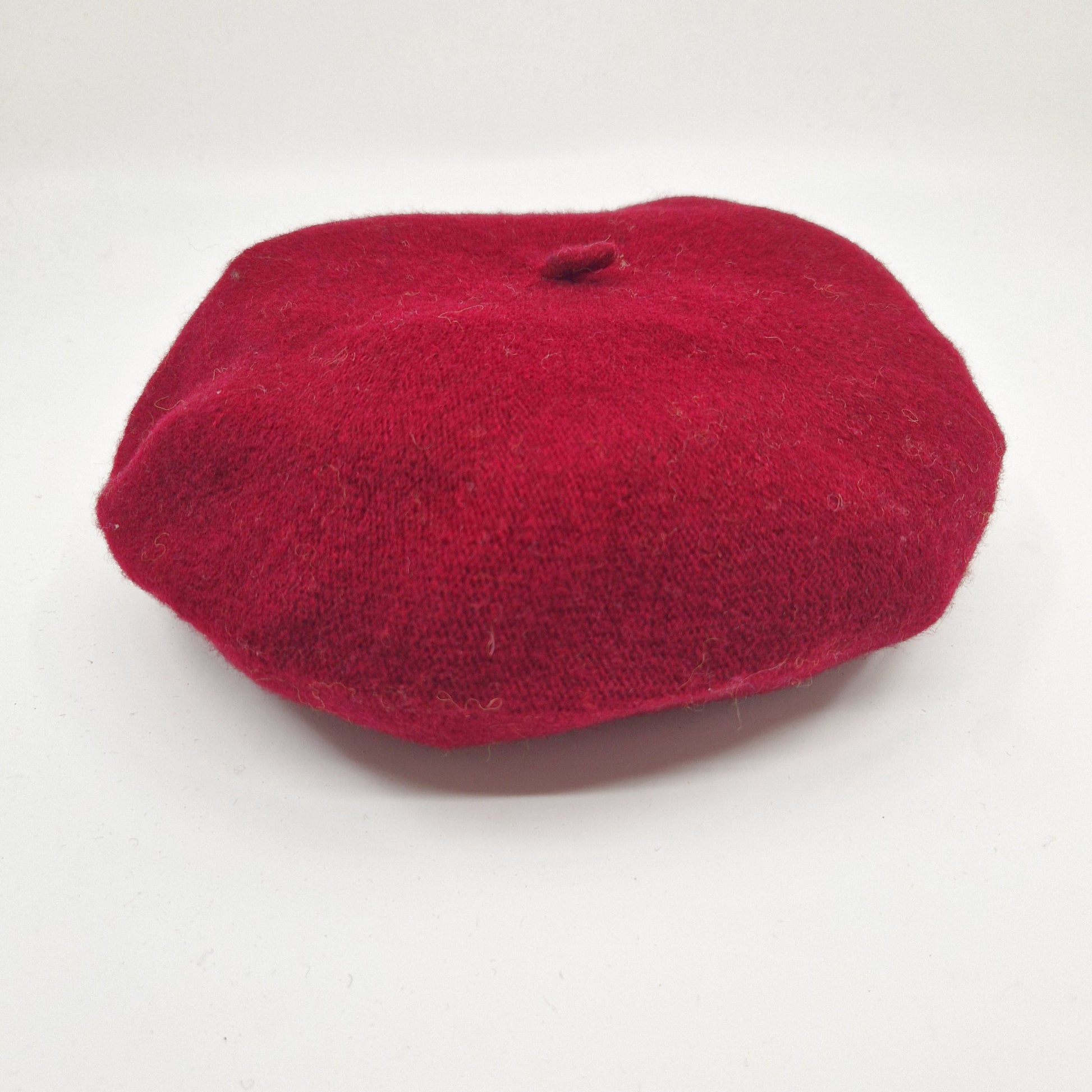 Einzigartiges und nachhaltiges Vintage Beret in weinrot. Unique and sustainable vintage beret in burgundy. Front.