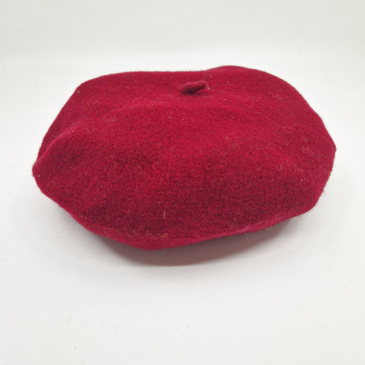 Einzigartiges und nachhaltiges Vintage Beret in weinrot. Unique and sustainable vintage beret in burgundy. Front.