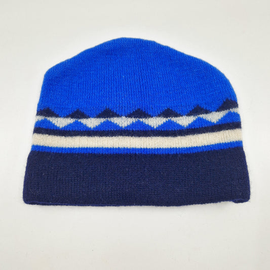 Einzigartige und nachhaltige Vintage Mütze in blau-weiss-dunkelblau mit Streifen und Dreiecken. Unique and sustainable vintage cap in blue-white-dark blue with stripes and triangles. Front.
