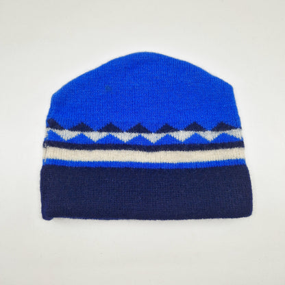 Einzigartige und nachhaltige Vintage Mütze in blau-weiss-dunkelblau mit Streifen und Dreiecken. Unique and sustainable vintage cap in blue-white-dark blue with stripes and triangles. Back.