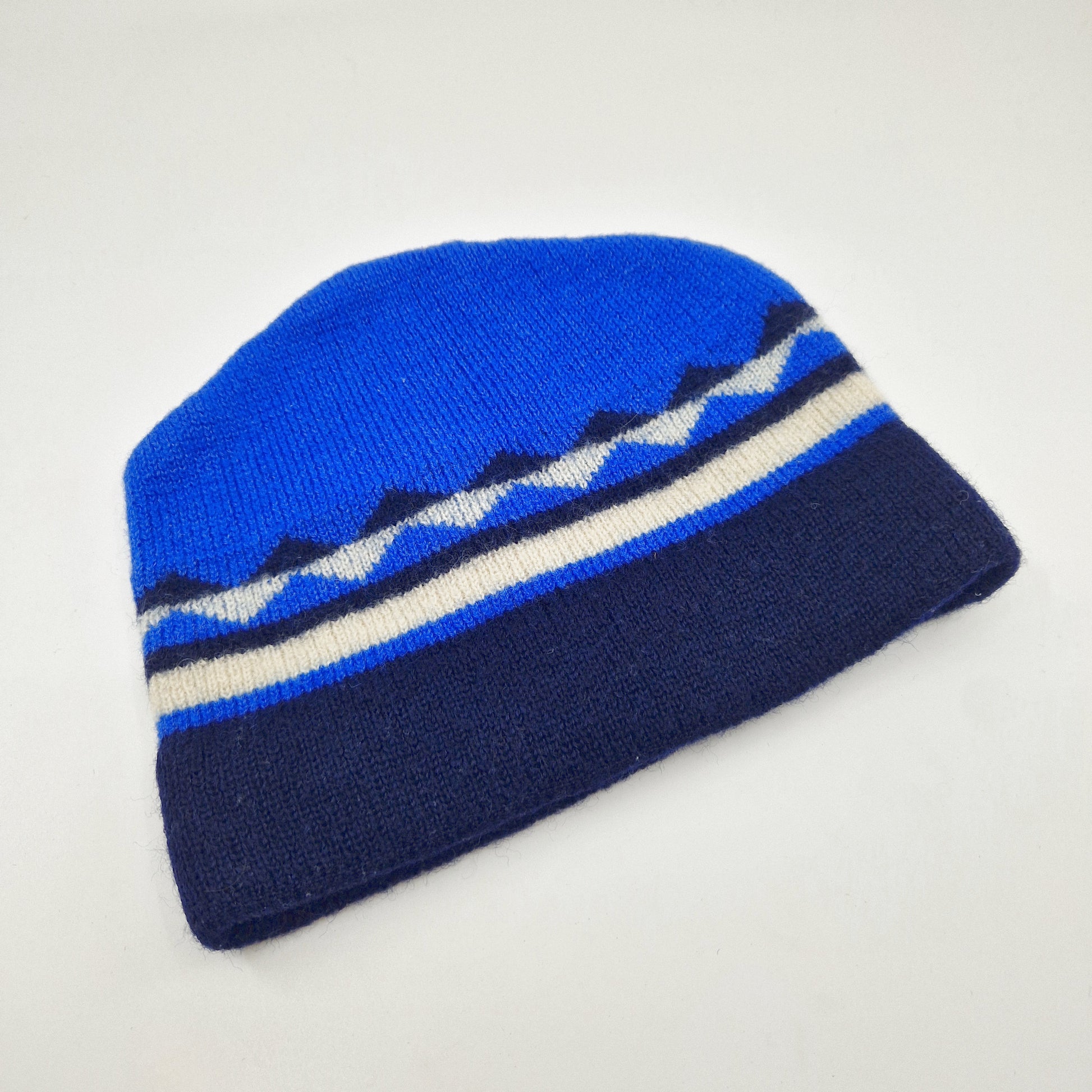 Einzigartige und nachhaltige Vintage Mütze in blau-weiss-dunkelblau mit Streifen und Dreiecken. Unique and sustainable vintage cap in blue-white-dark blue with stripes and triangles. Side.