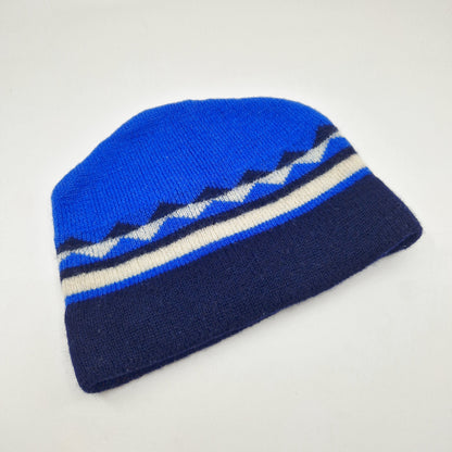 Einzigartige und nachhaltige Vintage Mütze in blau-weiss-dunkelblau mit Streifen und Dreiecken. Unique and sustainable vintage cap in blue-white-dark blue with stripes and triangles. Side.