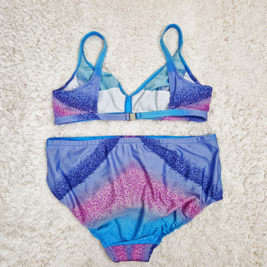 Einzigartiges und nachhaltiges Vintage Bikini mit Kleid in türkis-lila-blau. Unique and sustainable vintage bikini with dress in turquois-purple-blue. Back.