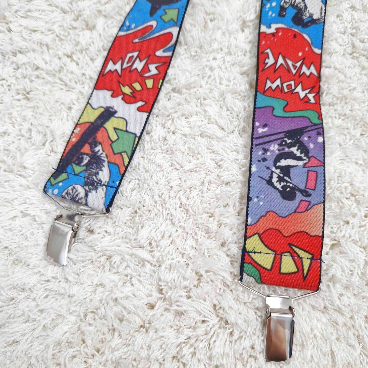Einzigartige und nachhaltige Vintage Hosenträger, Skifahrer. Unique and sustainable suspenders, skiing. Close-up.