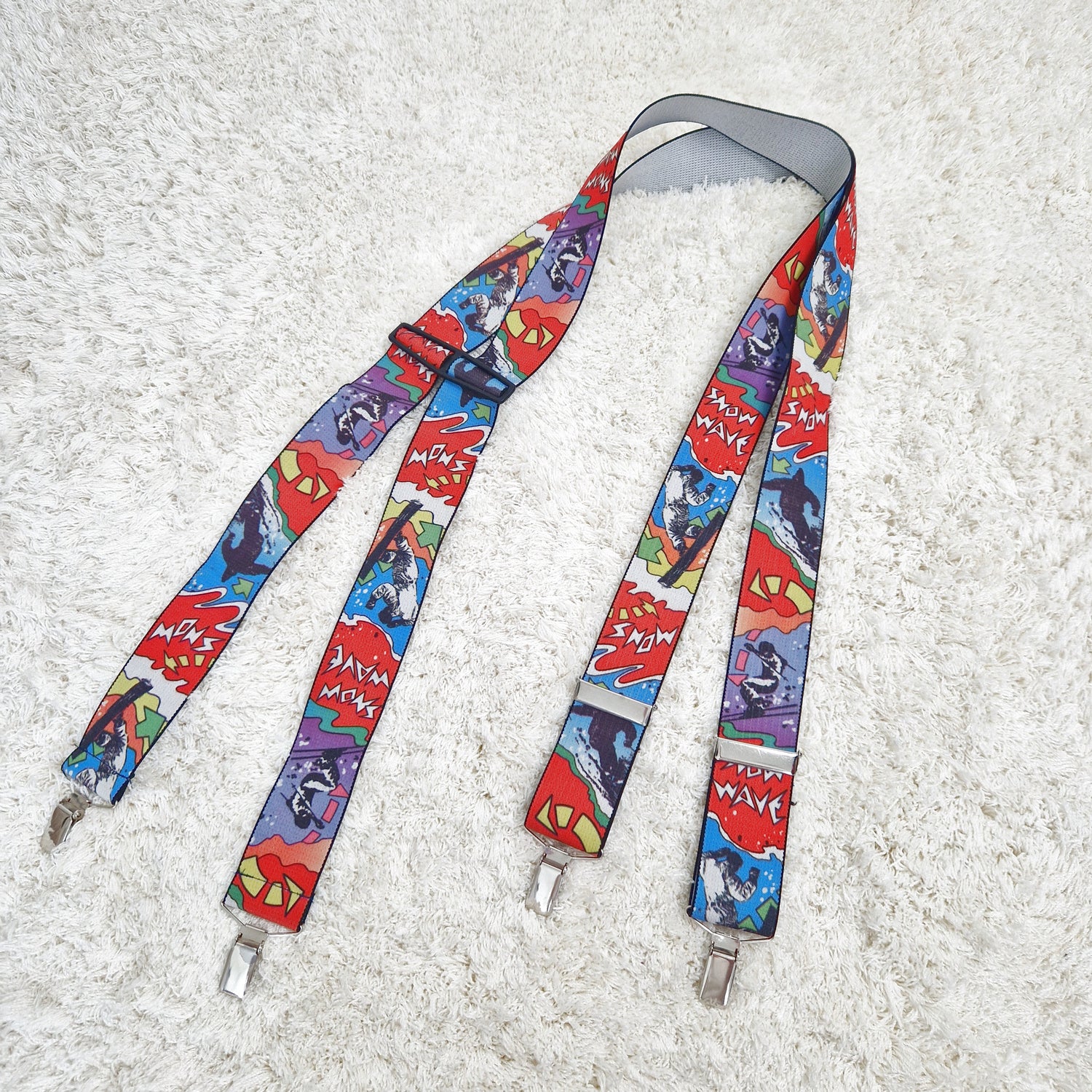 Einzigartige und nachhaltige Vintage Hosenträger, Skifahrer. Unique and sustainable suspenders, skiing. Front.