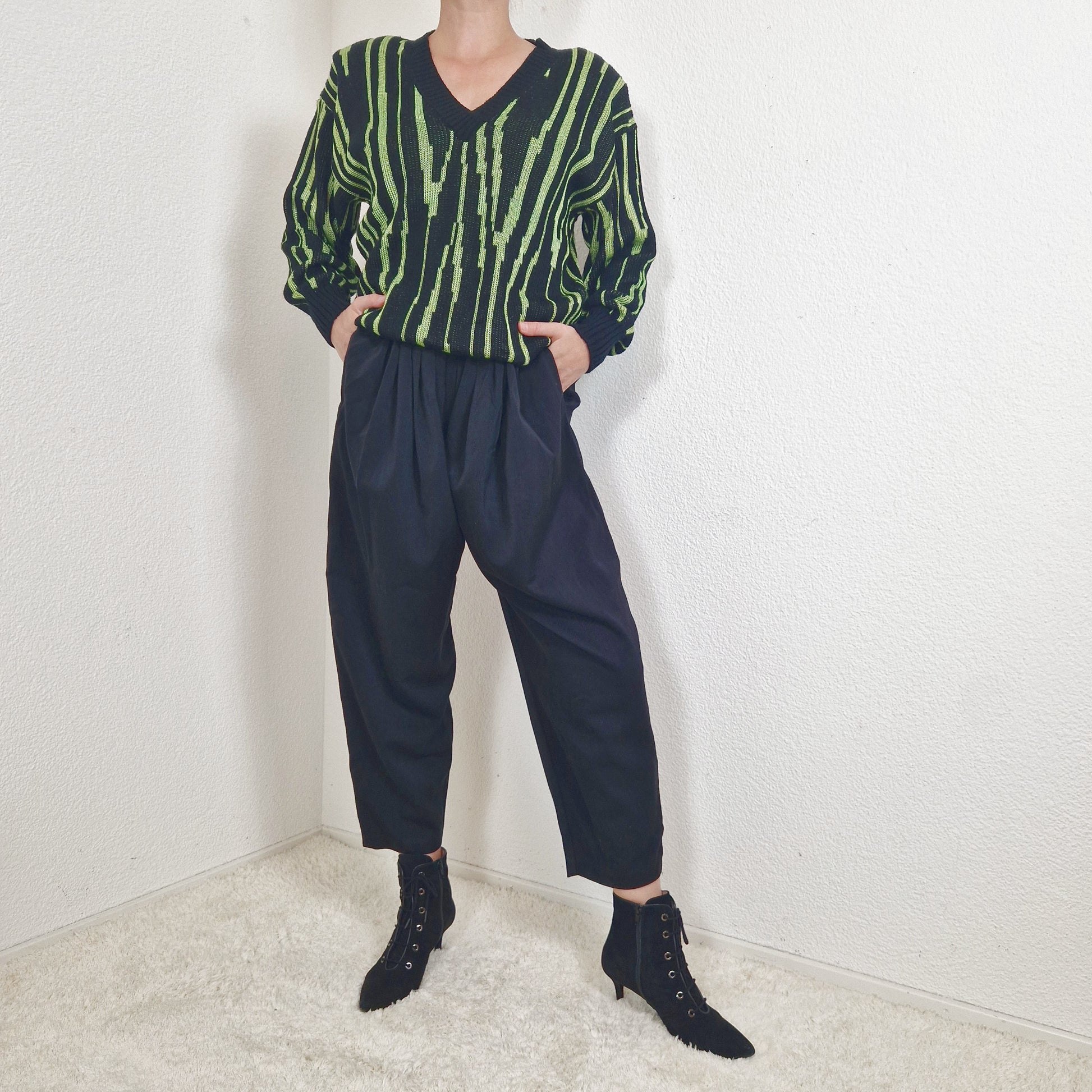 Einzigartiger und nachhaltiger Vintage Pullover in schwarz-hellgrün. Unique and sustainable vintage pullover in black-light green. Model.