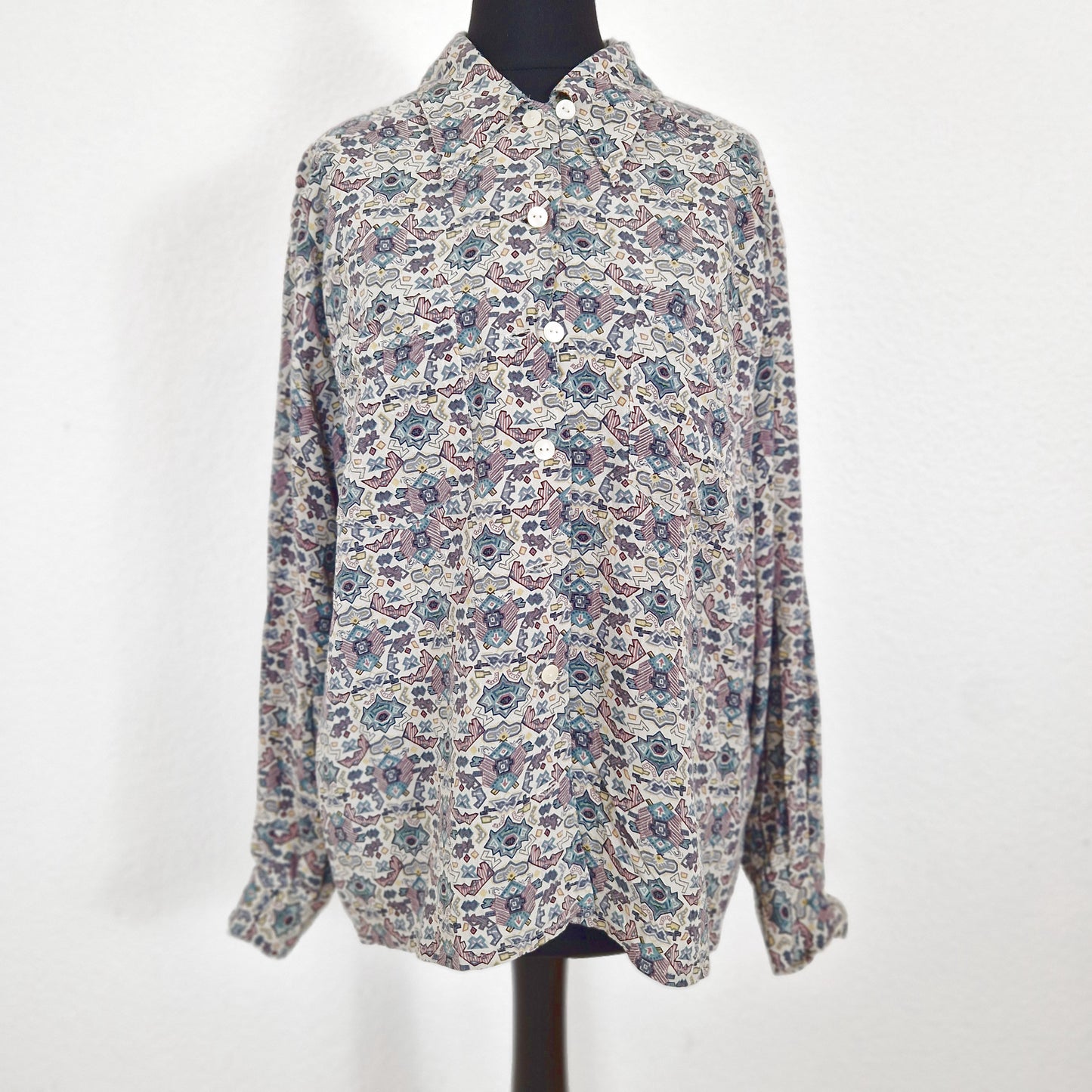 Einzigartiges und nachhaltiges Vintage Hemd in hellgrau-mint-rauchblau, geometrisch. Unique and sustainable vingtage shirt in light grey-mint-smoky blue, geometric. Front.