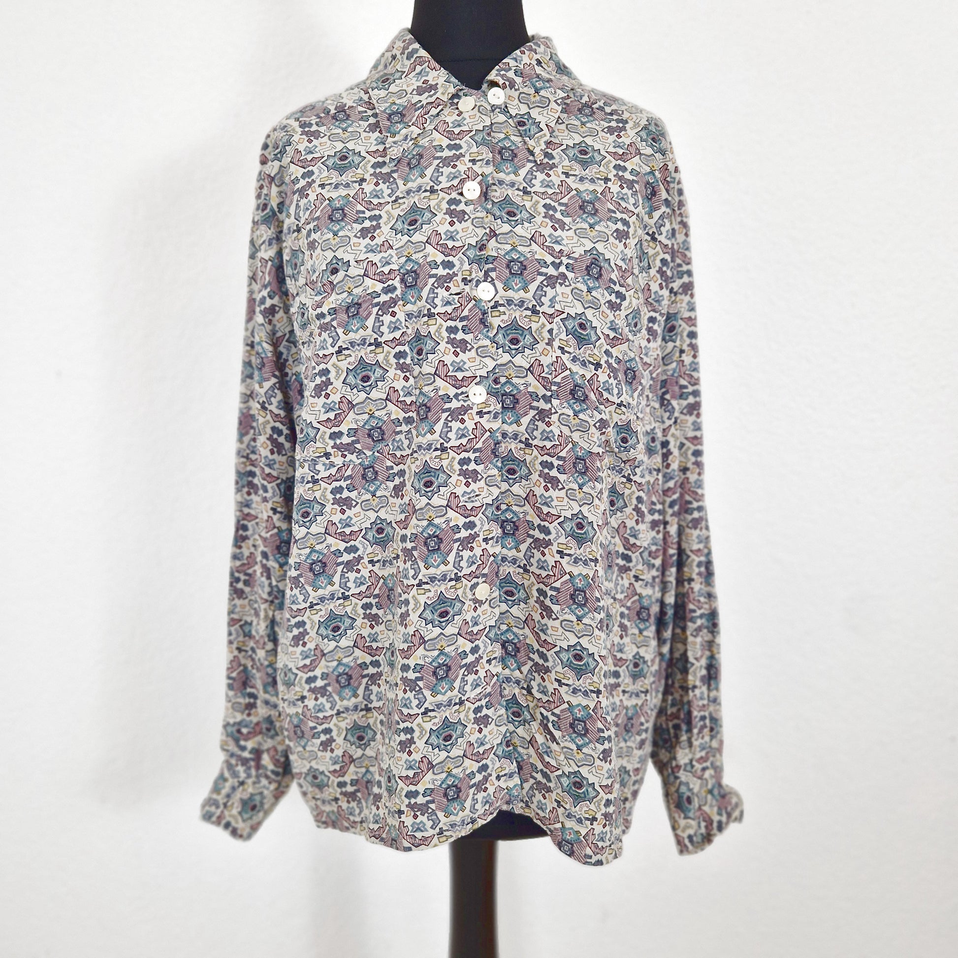 Einzigartiges und nachhaltiges Vintage Hemd in hellgrau-mint-rauchblau, geometrisch. Unique and sustainable vingtage shirt in light grey-mint-smoky blue, geometric. Front.