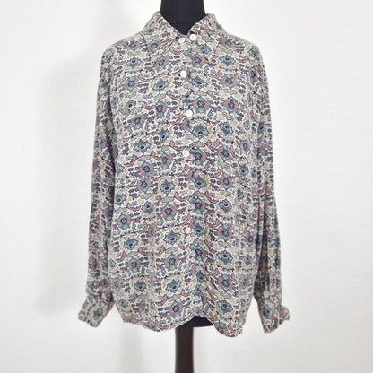 Einzigartiges und nachhaltiges Vintage Hemd in hellgrau-mint-rauchblau, geometrisch. Unique and sustainable vingtage shirt in light grey-mint-smoky blue, geometric. Front.