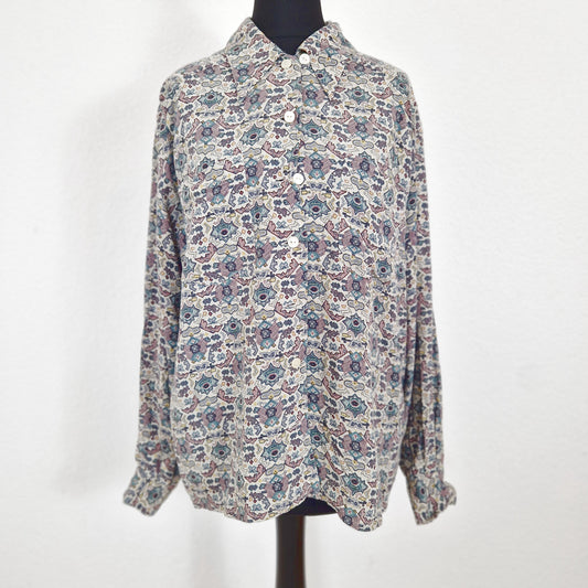 Einzigartiges und nachhaltiges Vintage Hemd in hellgrau-mint-rauchblau, geometrisch. Unique and sustainable vingtage shirt in light grey-mint-smoky blue, geometric. Front.