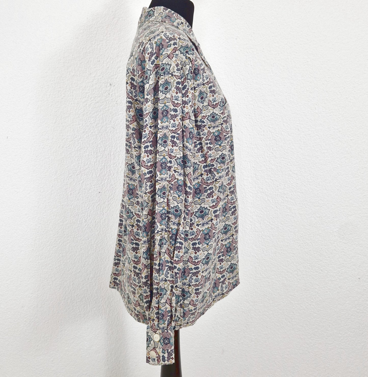 Einzigartiges und nachhaltiges Vintage Hemd in hellgrau-mint-rauchblau, geometrisch. Unique and sustainable vingtage shirt in light grey-mint-smoky blue, geometric. Side.