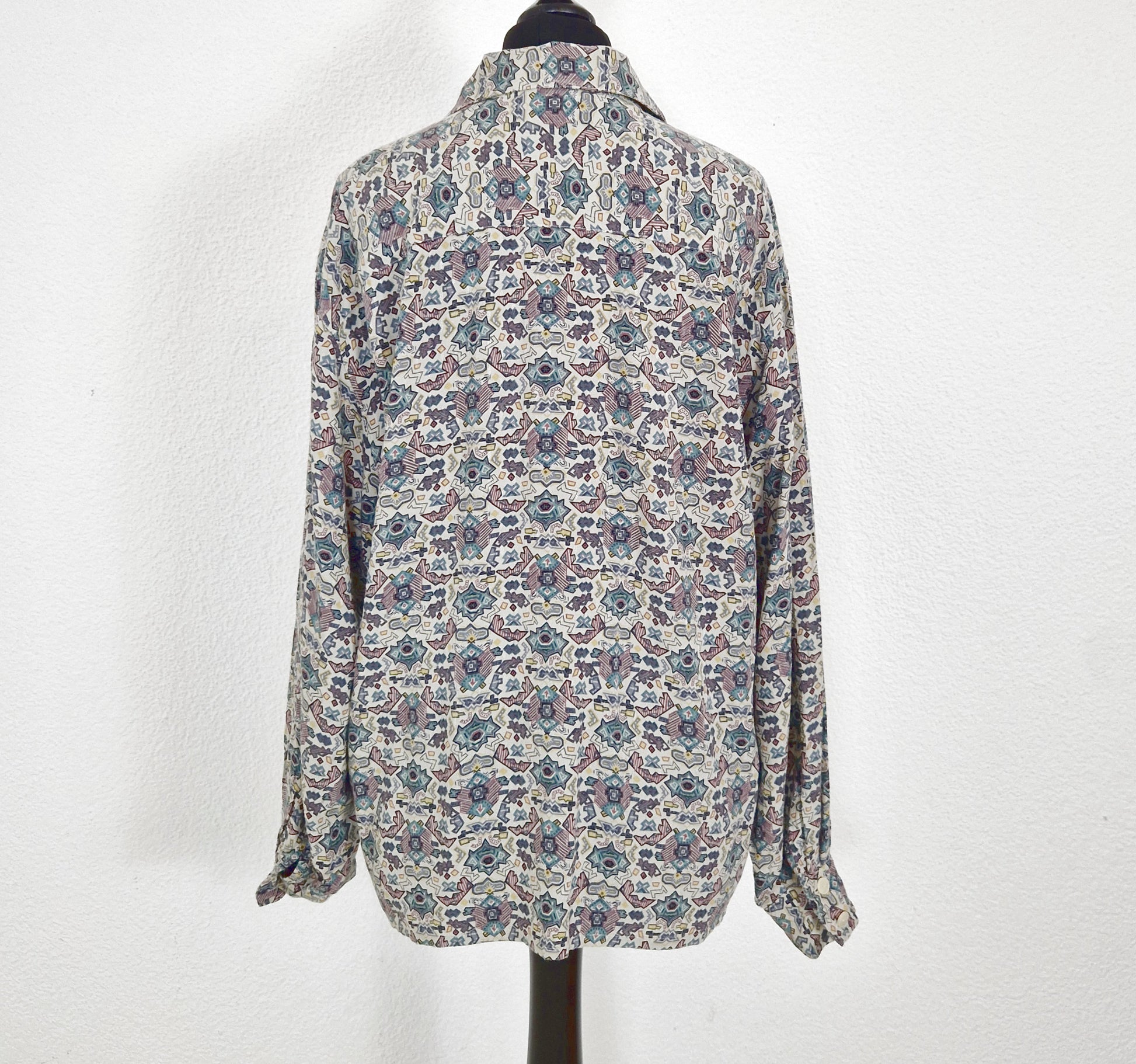 Einzigartiges und nachhaltiges Vintage Hemd in hellgrau-mint-rauchblau, geometrisch. Unique and sustainable vingtage shirt in light grey-mint-smoky blue, geometric. Back.