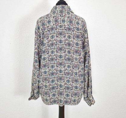 Einzigartiges und nachhaltiges Vintage Hemd in hellgrau-mint-rauchblau, geometrisch. Unique and sustainable vingtage shirt in light grey-mint-smoky blue, geometric. Back.