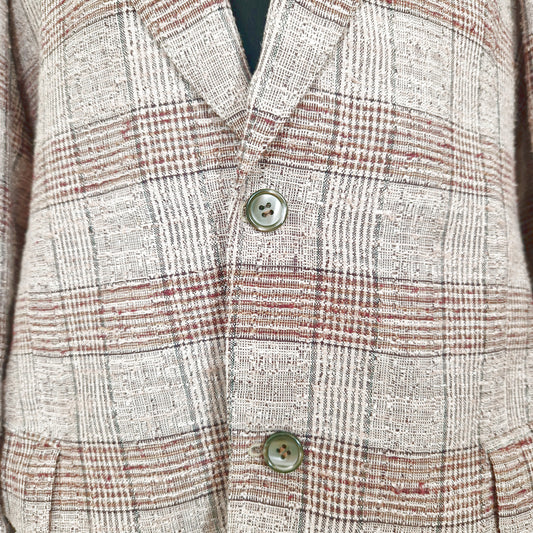 Einzigartiger und nachhaltiger Vintage Blazer (Men) in bordeaux-rosa-grau, kariert. Unique and sustainable vintage blazer (men) in bordeaux-pink-grey, checked. Close-up.
