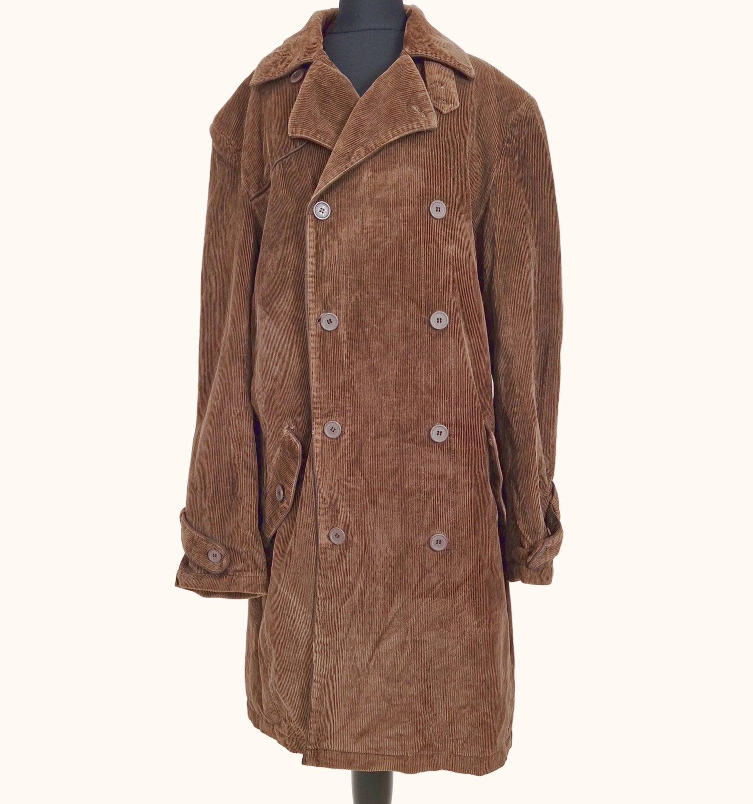 Einzigartiger und nachhaltiger Vintage Mantel in dunkelbraun, Cord. Unique and sustainable vintage  coat in dark brown, corduroy. Front. 