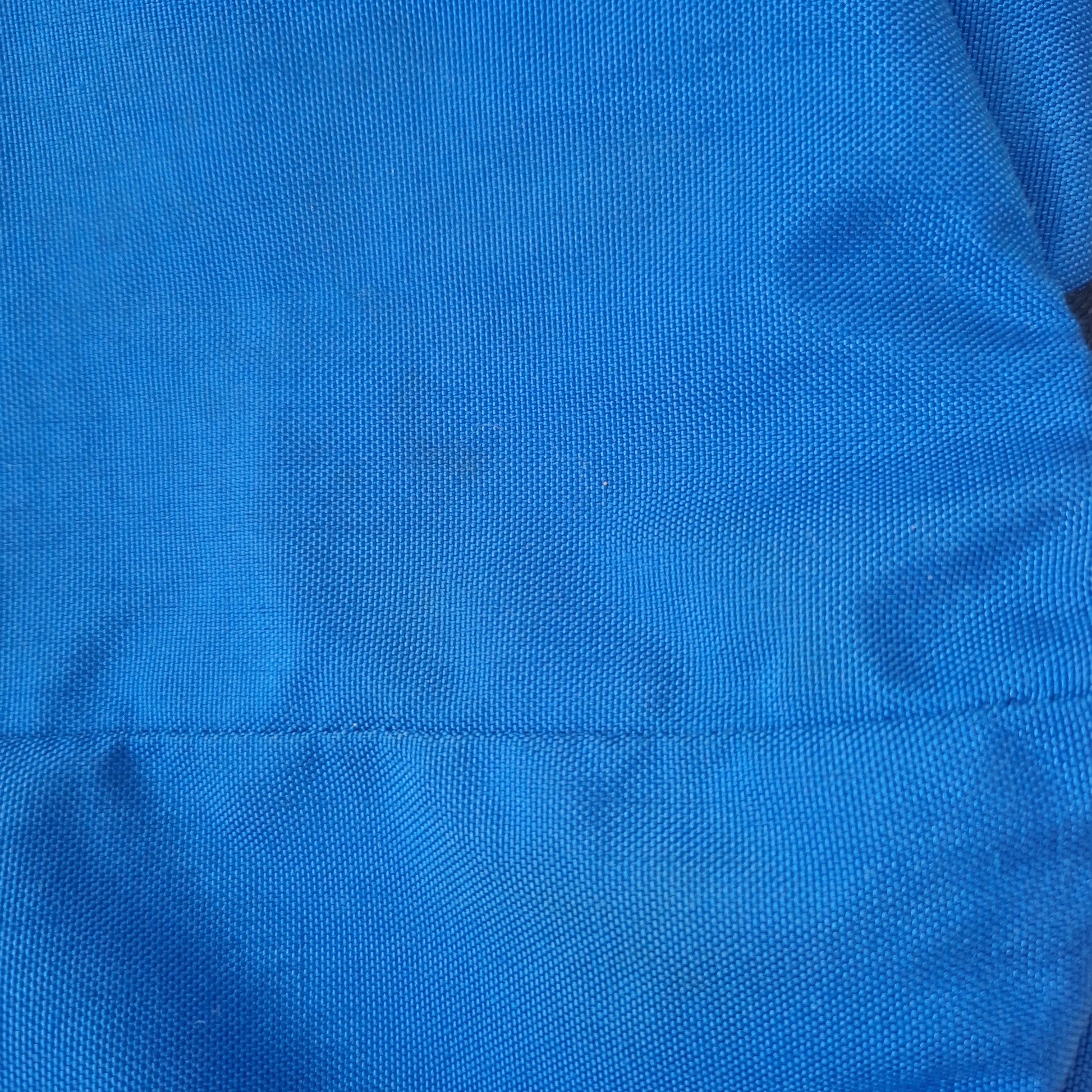 Einzigartiger und nachhaltiger Vintage Rucksack in blau von Eastpak. Unique and sustainable Vintage backpack in blue from Eastpak. Stains.