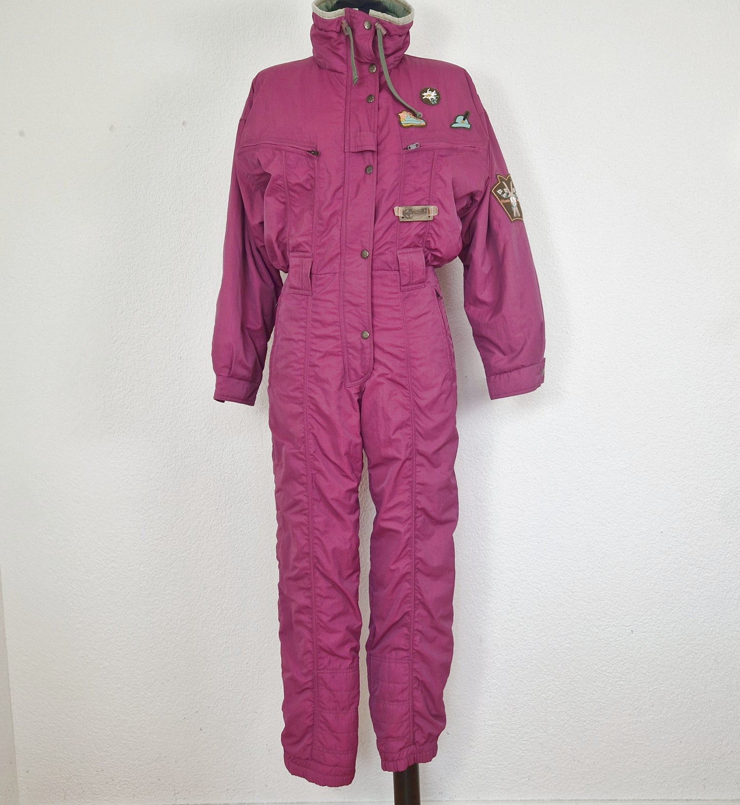 Einzigartiger und nachhaltiger Vintage Skinazug in fuchsia. Unique and sustainable vintage ski suit in fuchsia. Front. 