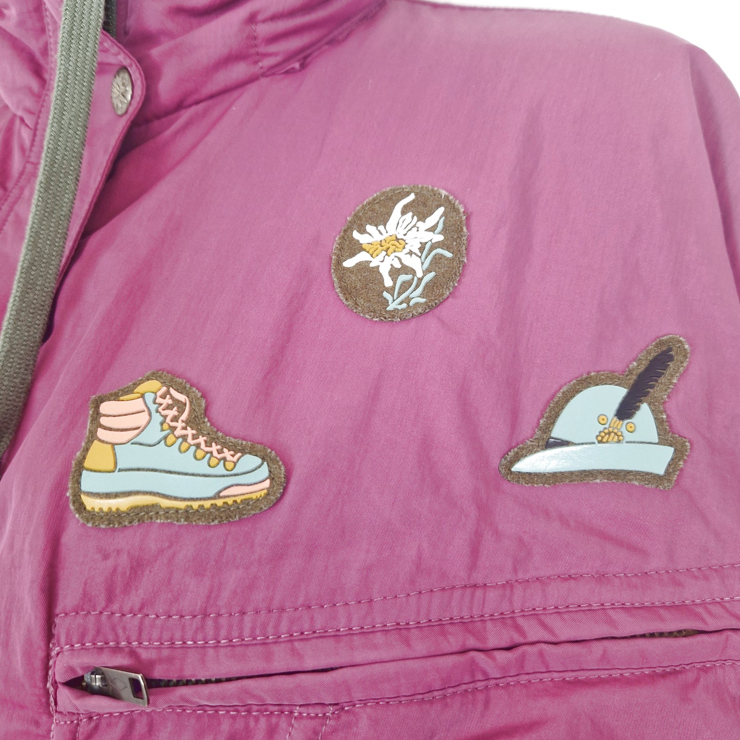 Einzigartiger und nachhaltiger Vintage Skinazug in fuchsia. Unique and sustainable vintage ski suit in fuchsia. Close-up 2.