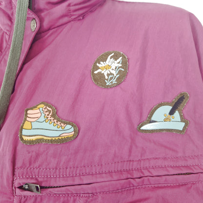 Einzigartiger und nachhaltiger Vintage Skinazug in fuchsia. Unique and sustainable vintage ski suit in fuchsia. Close-up 2.