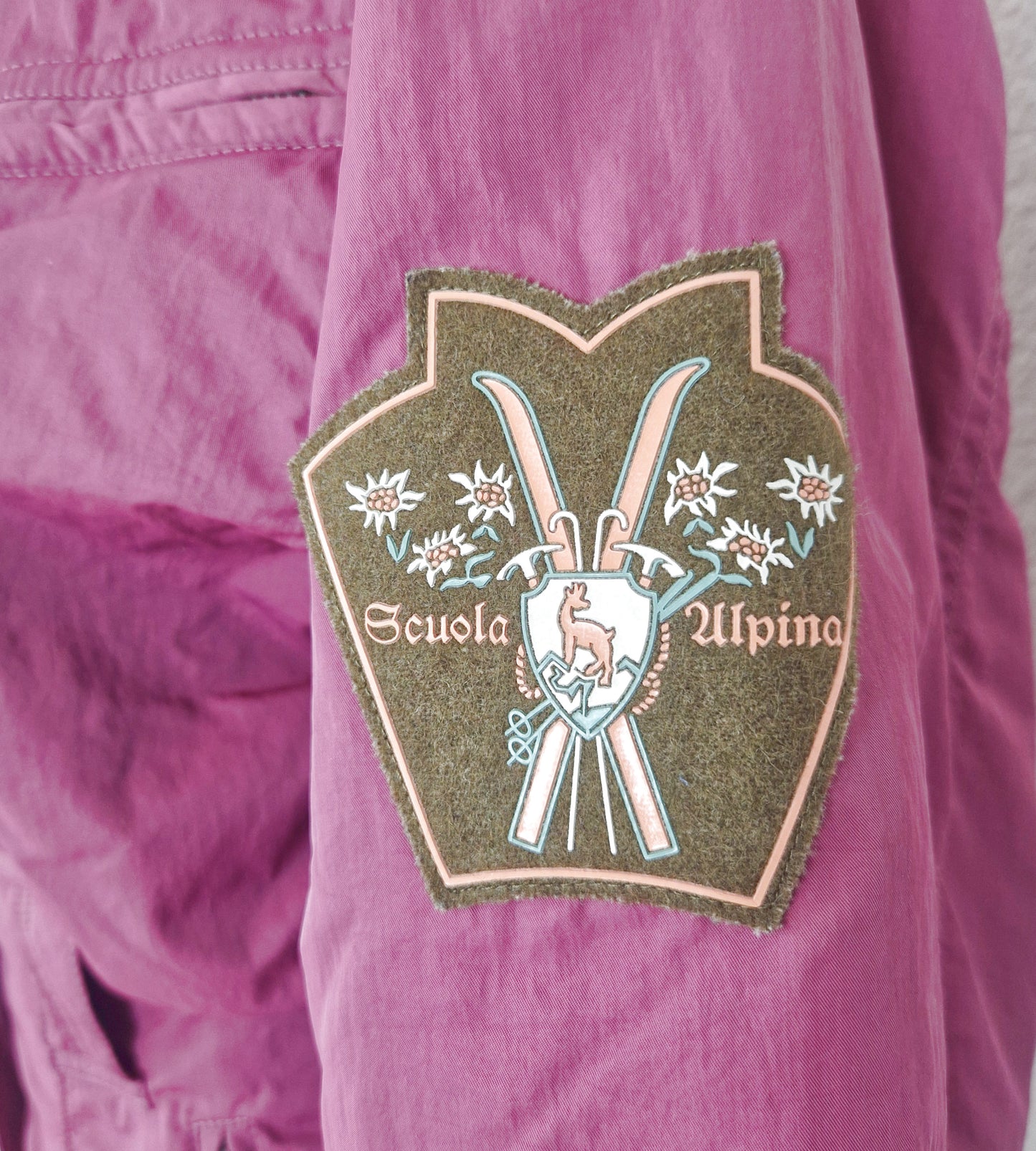 Einzigartiger und nachhaltiger Vintage Skinazug in fuchsia. Unique and sustainable vintage ski suit in fuchsia. Close-up 1.