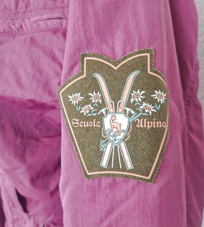 Einzigartiger und nachhaltiger Vintage Skinazug in fuchsia. Unique and sustainable vintage ski suit in fuchsia. Close-up 1.