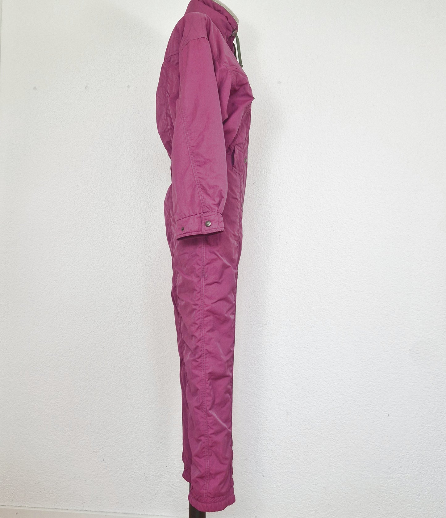 Einzigartiger und nachhaltiger Vintage Skinazug in fuchsia. Unique and sustainable vintage ski suit in fuchsia. Side.