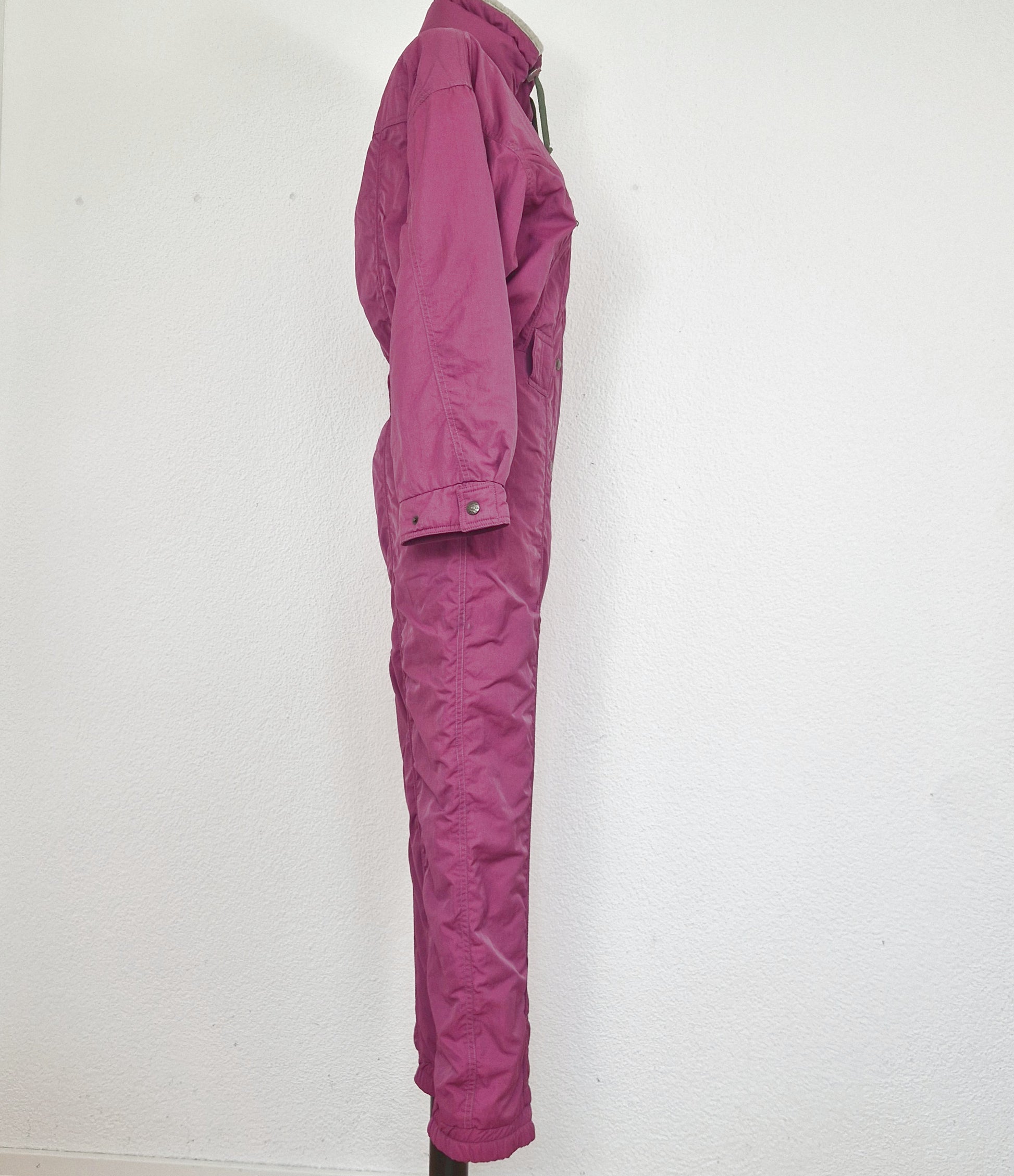 Einzigartiger und nachhaltiger Vintage Skinazug in fuchsia. Unique and sustainable vintage ski suit in fuchsia. Side.