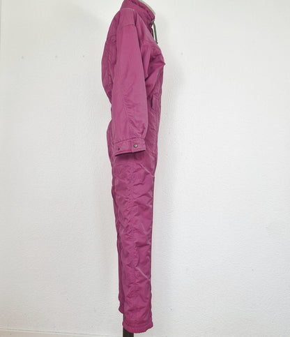 Einzigartiger und nachhaltiger Vintage Skinazug in fuchsia. Unique and sustainable vintage ski suit in fuchsia. Side.