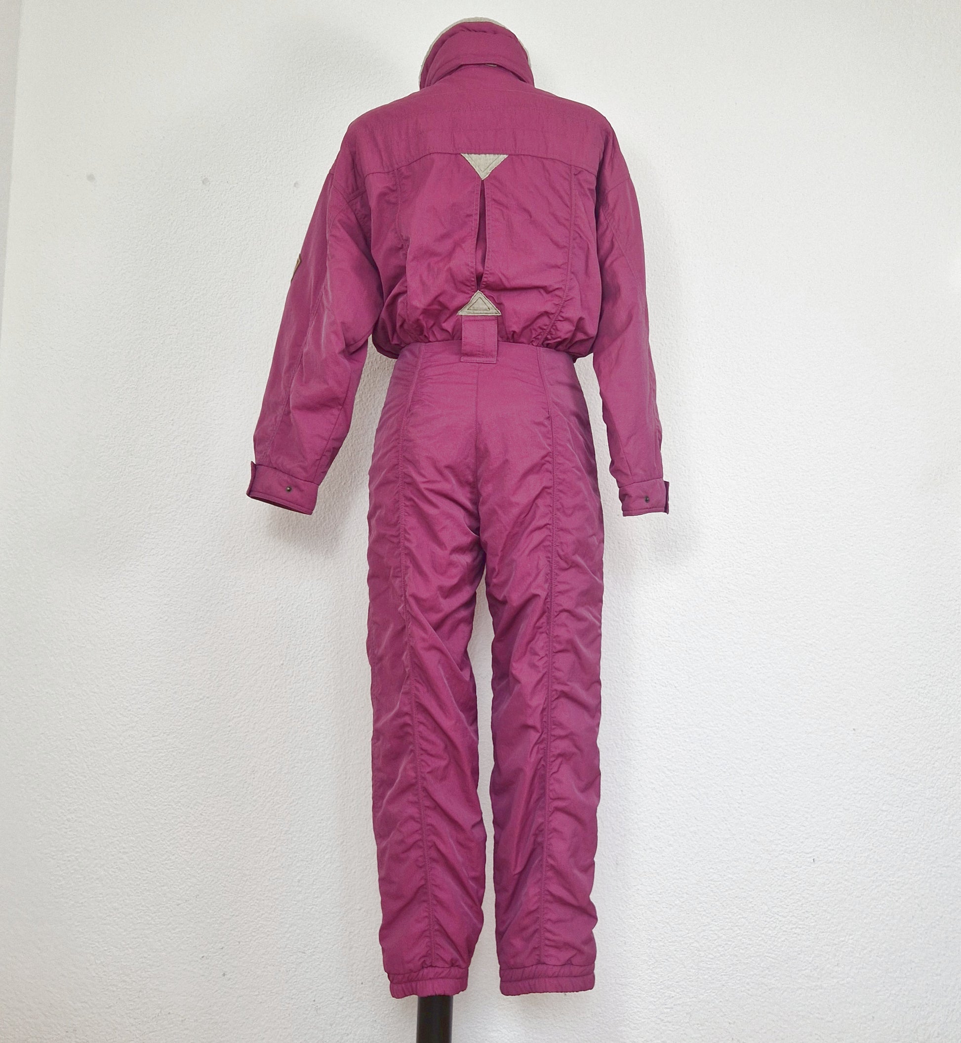 Einzigartiger und nachhaltiger Vintage Skinazug in fuchsia. Unique and sustainable vintage ski suit in fuchsia. Back.