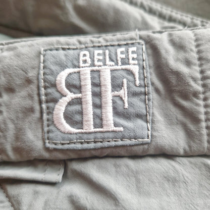 Einzigartige und nachhaltige Vintage Skihose in graugrün. Unique and sustainable vintage ski pants in sage green. Close-up 2.