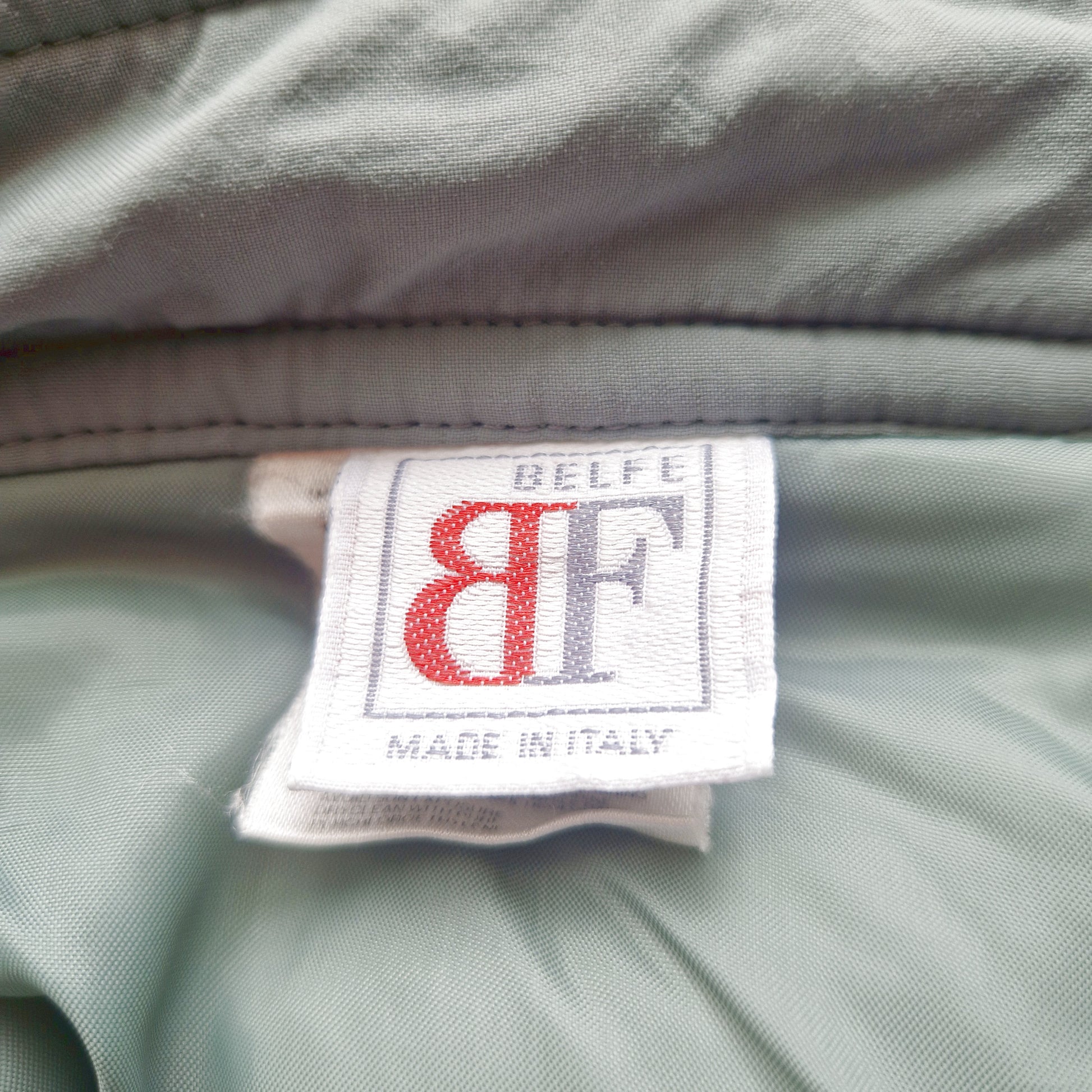 Einzigartige und nachhaltige Vintage Skihose in graugrün. Unique and sustainable vintage ski pants in sage green. Tag.