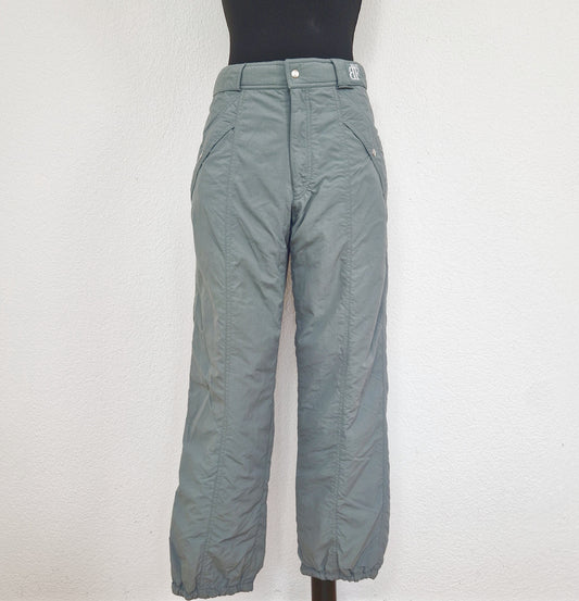 Einzigartige und nachhaltige Vintage Skihose in graugrün. Unique and sustainable vintage ski pants in sage green. Front. 