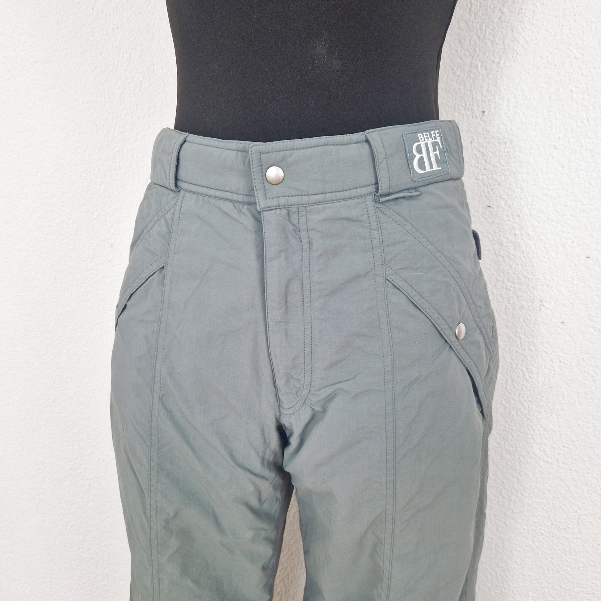 Einzigartige und nachhaltige Vintage Skihose in graugrün. Unique and sustainable vintage ski pants in sage green. Close-up.