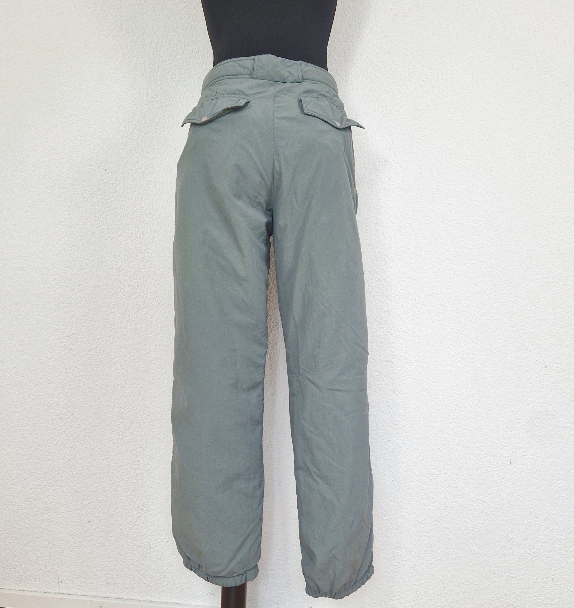 Einzigartige und nachhaltige Vintage Skihose in graugrün. Unique and sustainable vintage ski pants in sage green. Back.
