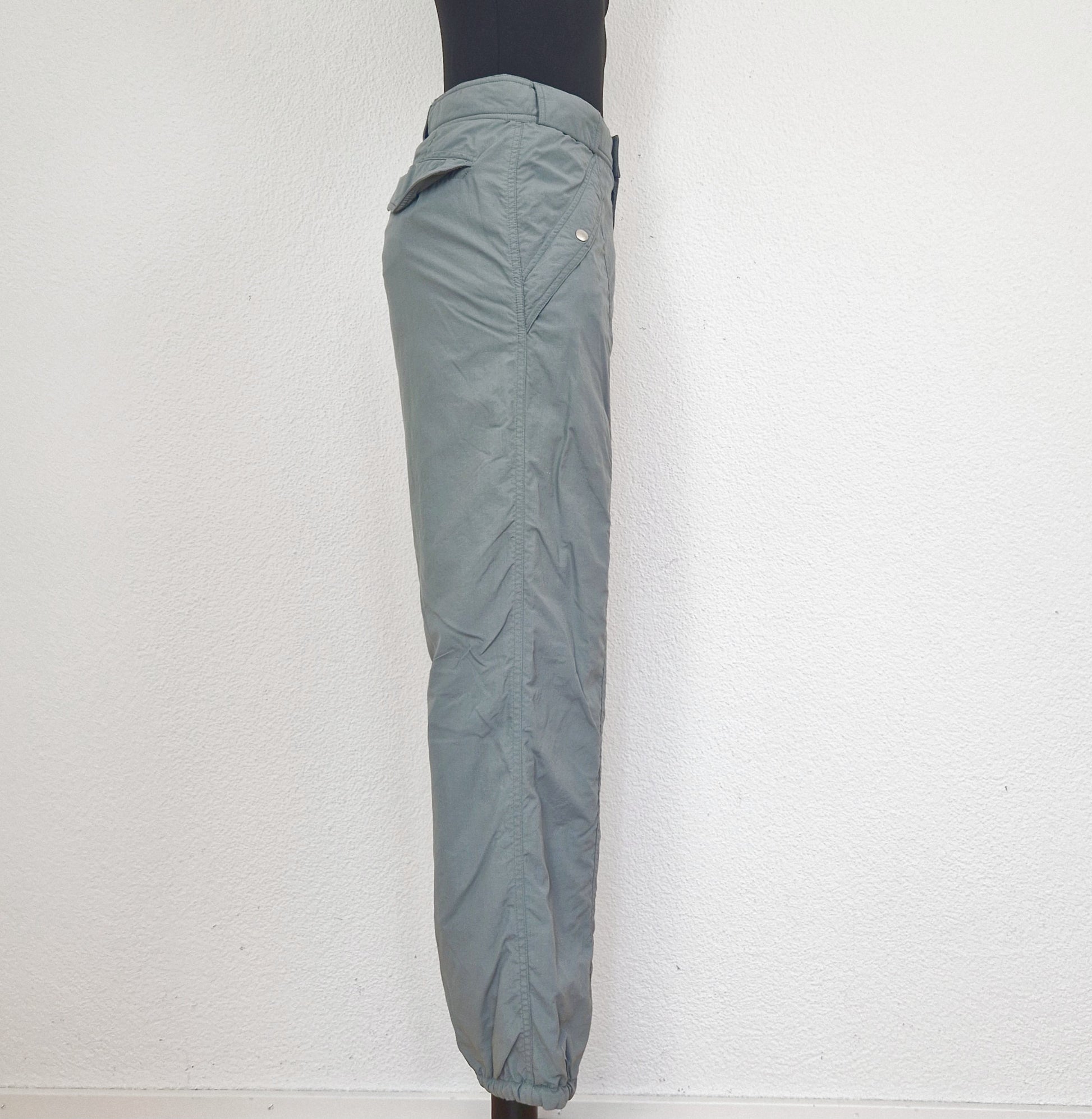 Einzigartige und nachhaltige Vintage Skihose in graugrün. Unique and sustainable vintage ski pants in sage green. Side.
