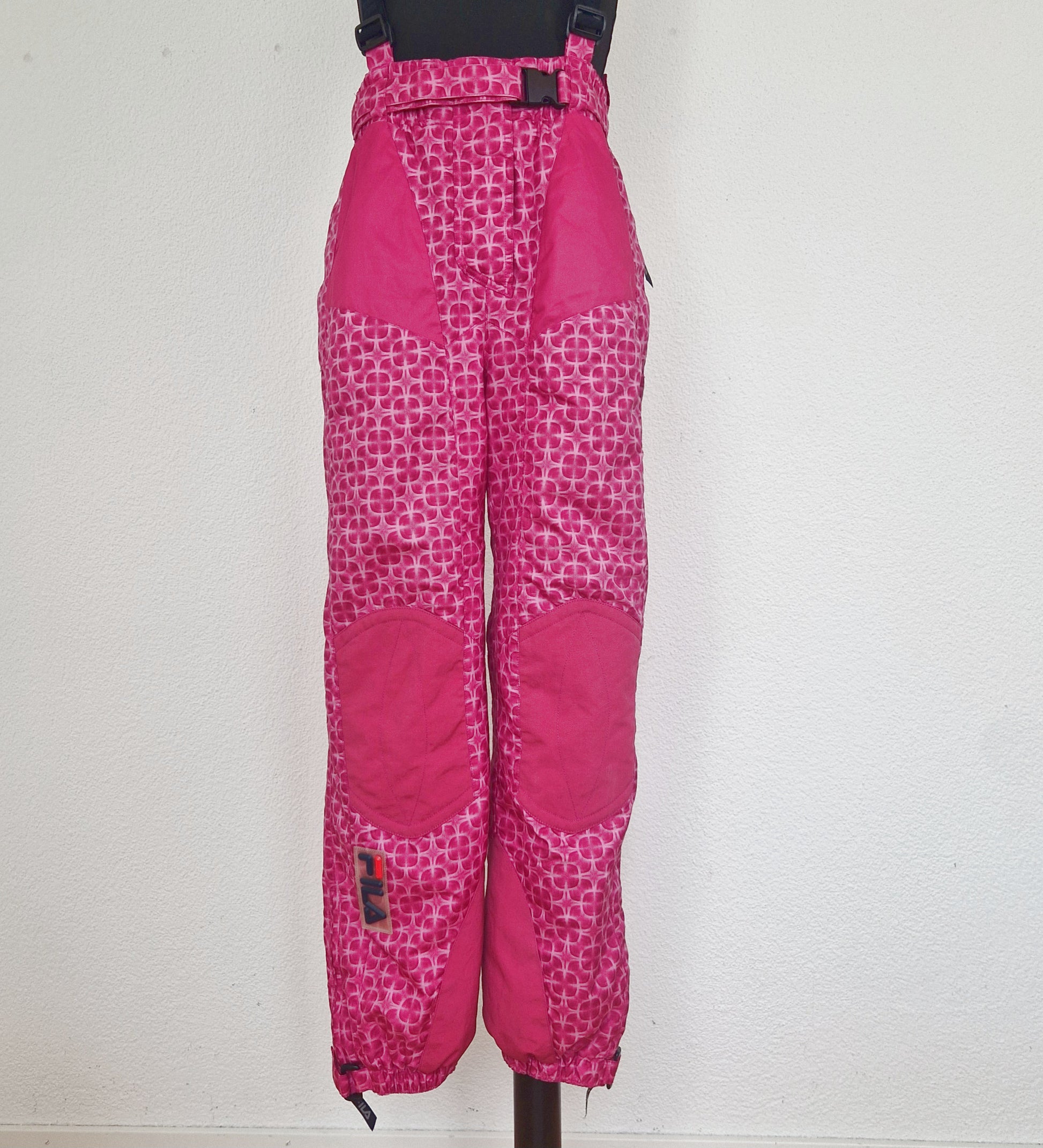 Einzigartige und nachhaltige Vintage Skihose in pink. Einzigartige und nachhaltige Vintage Skihose in pink. Front. 