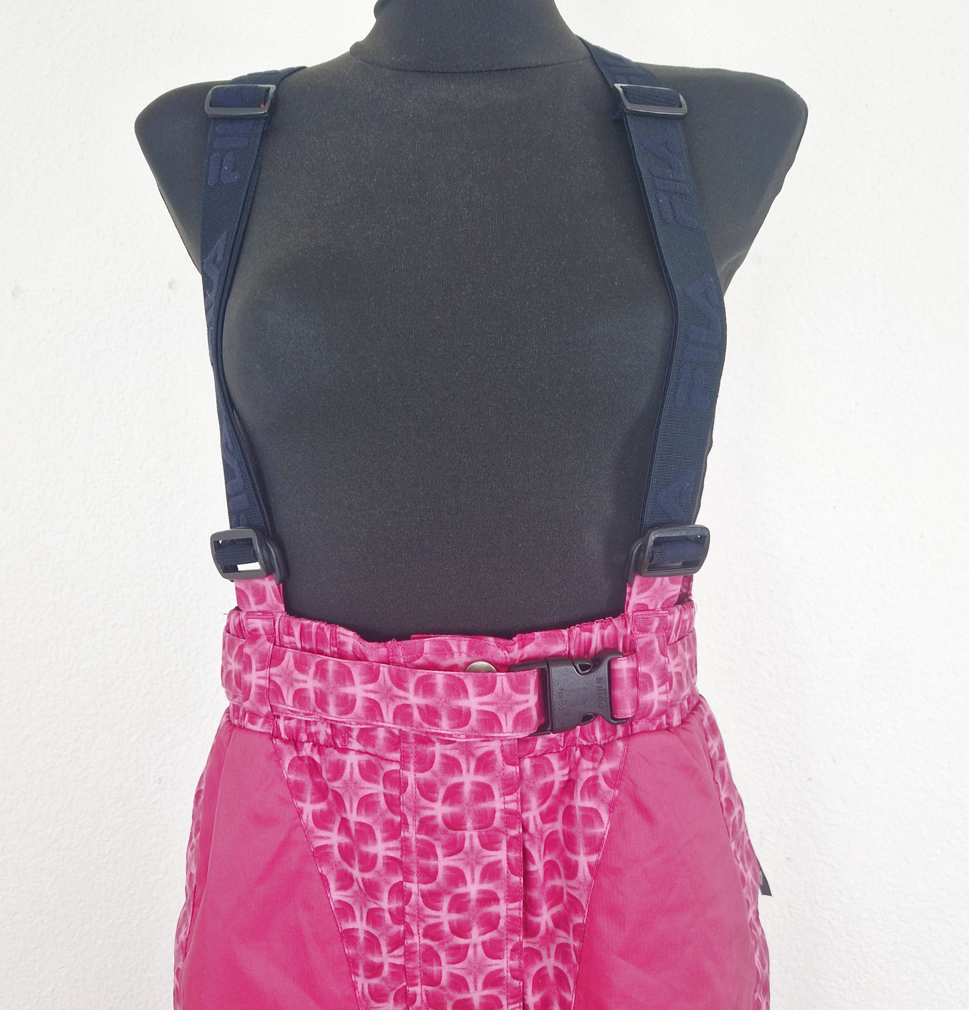 Einzigartige und nachhaltige Vintage Skihose in pink. Einzigartige und nachhaltige Vintage Skihose in pink. Close-up.