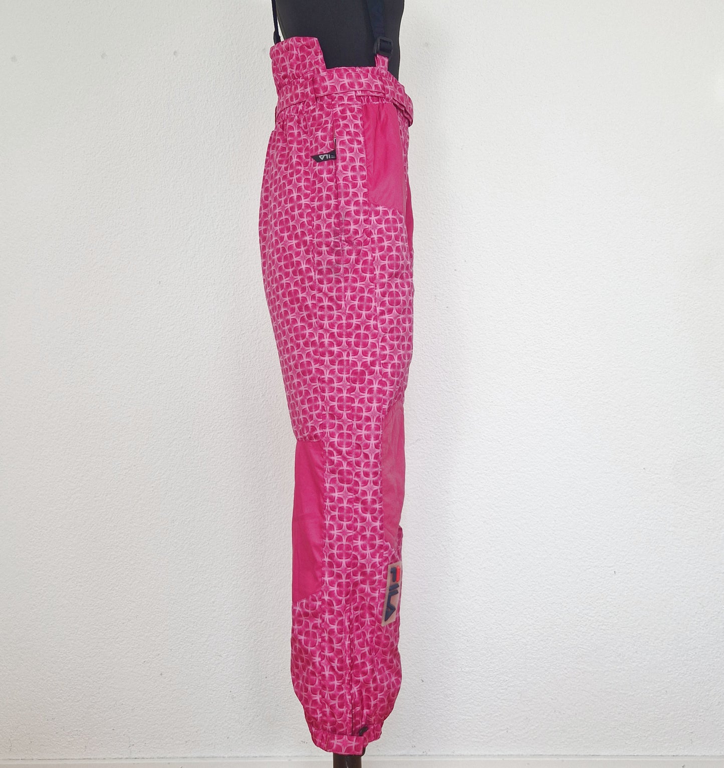 Einzigartige und nachhaltige Vintage Skihose in pink. Einzigartige und nachhaltige Vintage Skihose in pink. Side.