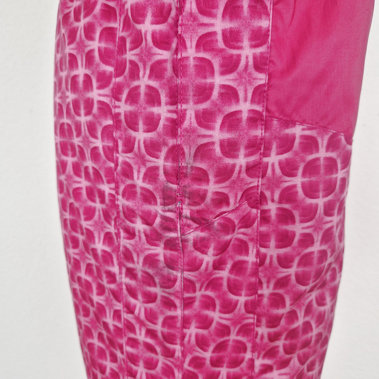 Einzigartige und nachhaltige Vintage Skihose in pink. Einzigartige und nachhaltige Vintage Skihose in pink. Imperfection.